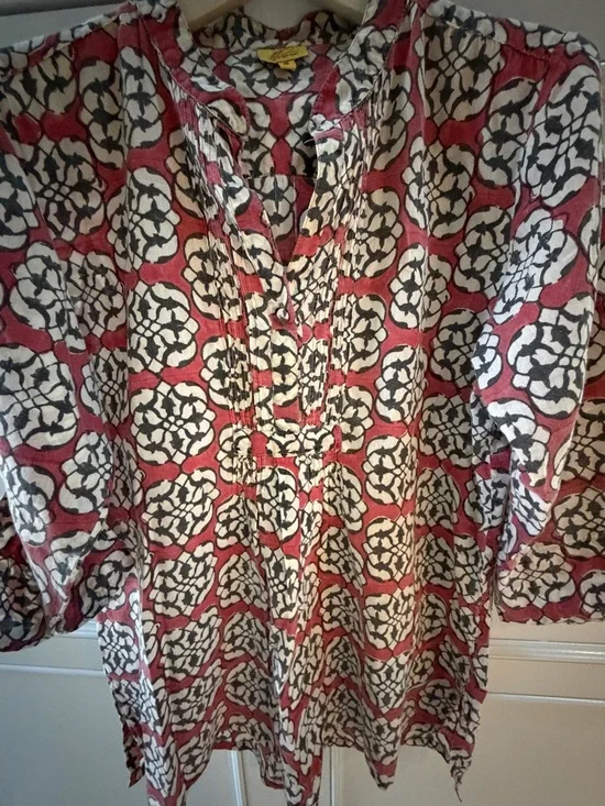 Roberta Roller rabbit
Red, Cream & Black Geometric V-Neck Blouse - Picture 2 of 3